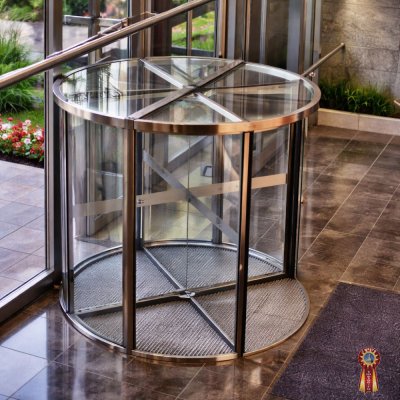 Гнутый триплекс для револьверных дверей